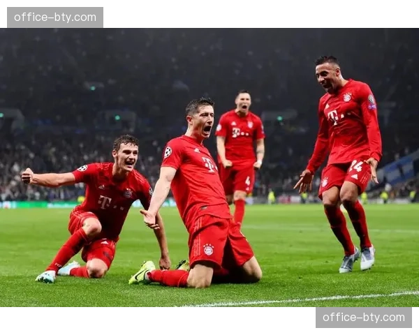 巴洛贡闪电破门难救主 摩纳哥十人作战遭巴黎逆转 巴洛贡闪电破门难救主 摩纳哥十人作战遭巴黎逆转